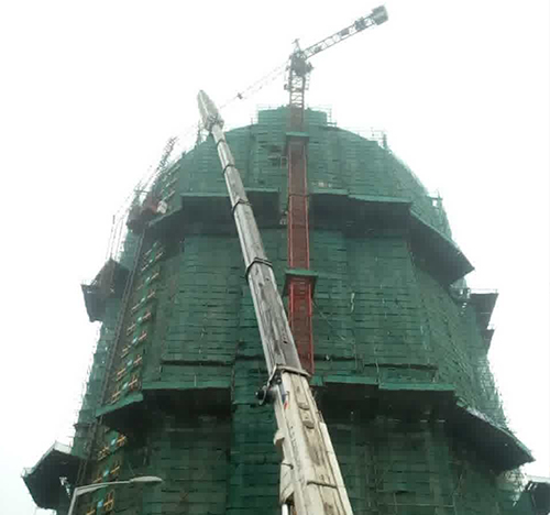 湾里吊车在工地上作业